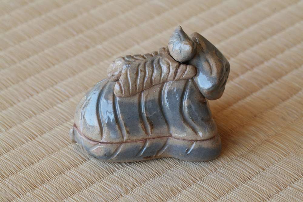 香盒 寅 紅鹿背  十六世豊斎作