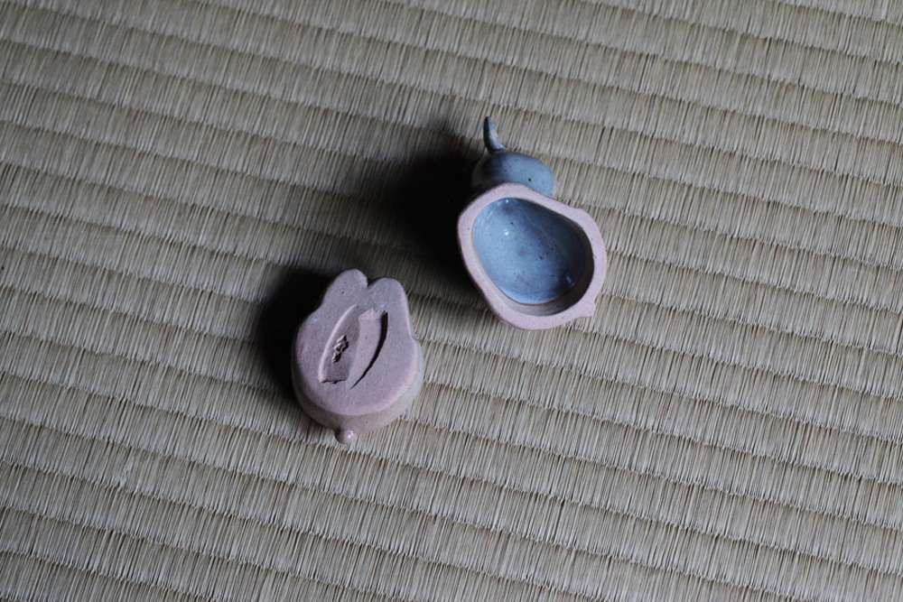 香盒 卯 紅鹿背　十六世豊斎作