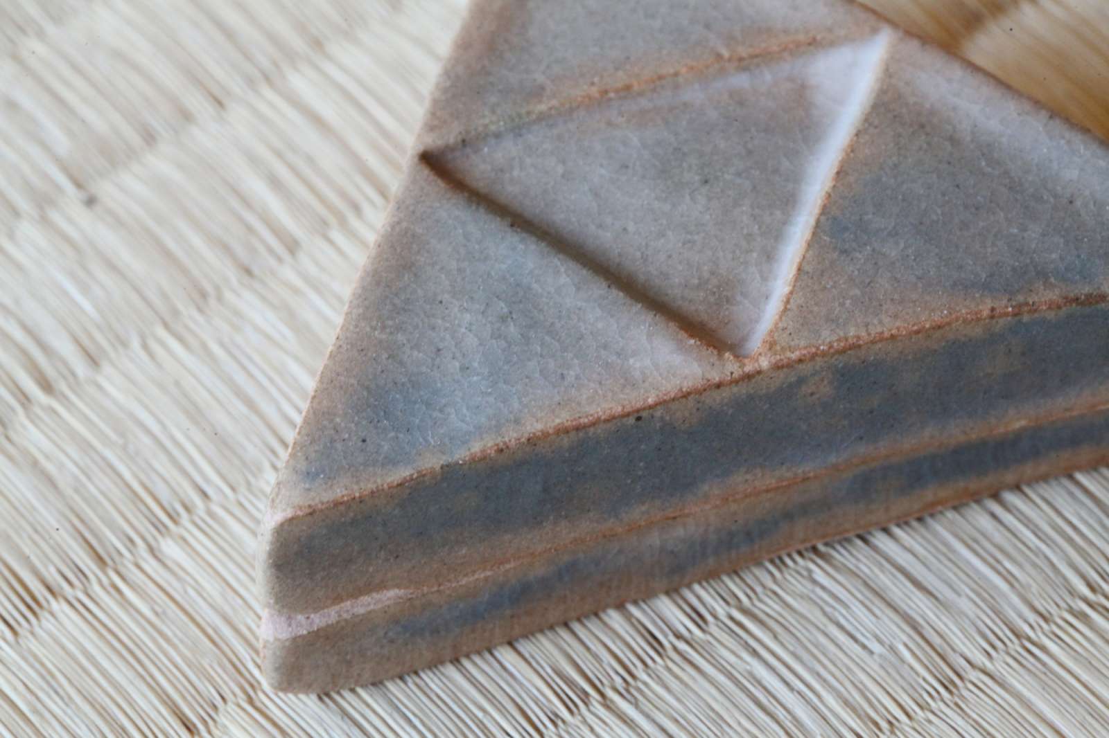 香盒 三つ鱗 紅鹿背　十六世豊斎作