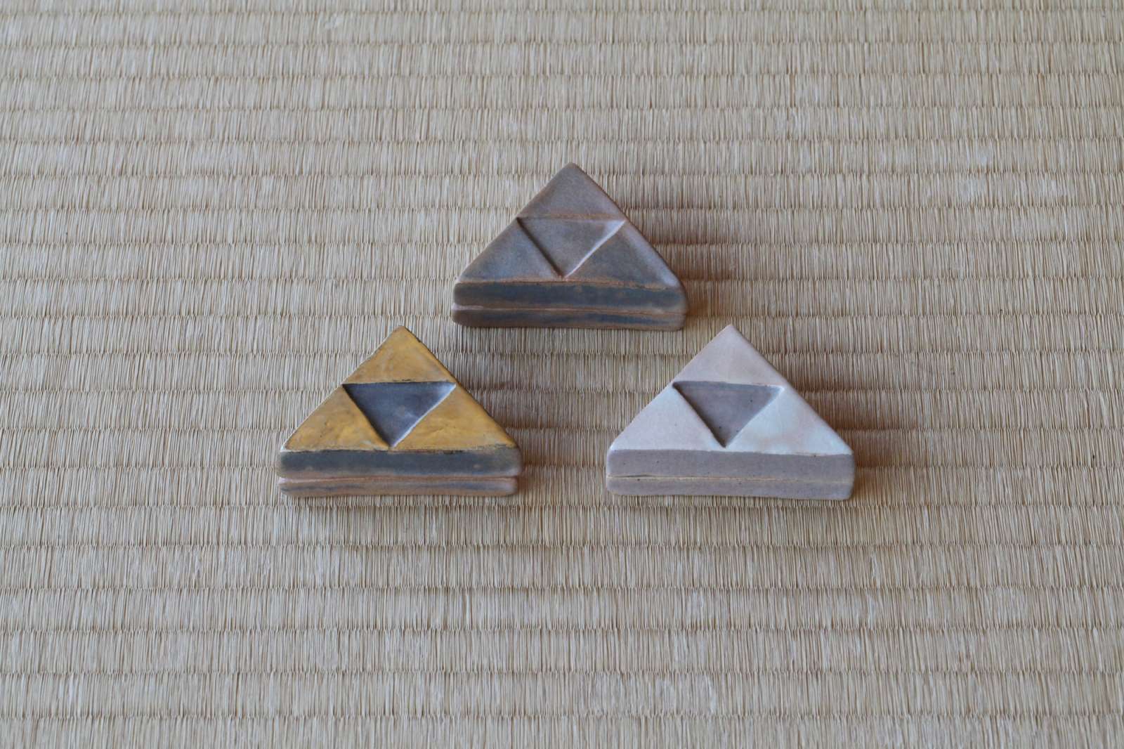 香盒 三つ鱗 紅鹿背　十六世豊斎作